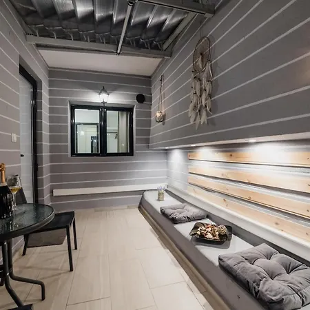 Apartment Cutest White-tower With A Private Patio *