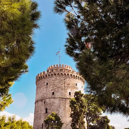 Cutest White-tower With A Private Patio Apartment