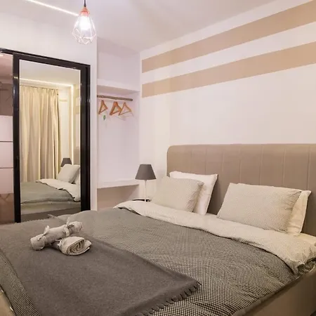 Cutest White-tower With A Private Patio Apartment *